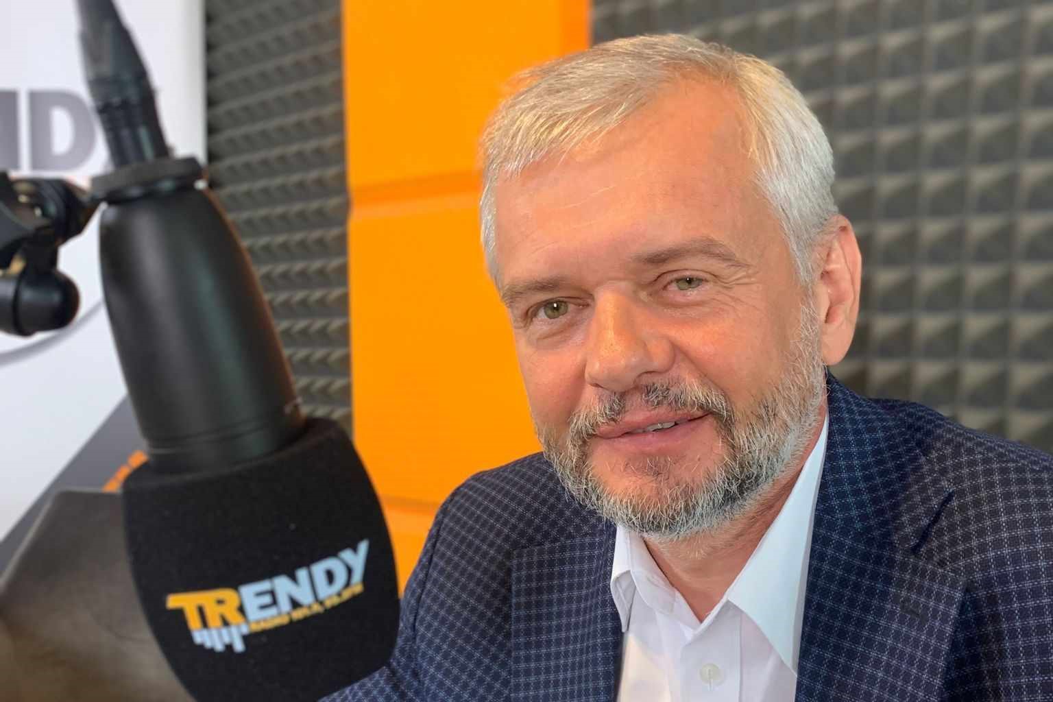 Prezes Krośnieńskiego Holdingu Komunalnego przed mikrofonem Trendy Radio